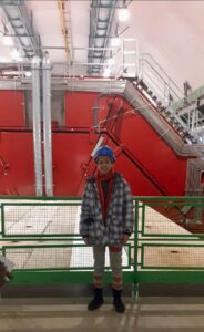 Luisa Alunni Solestizi davanti al rivelatore di particelle Atlas del CERN